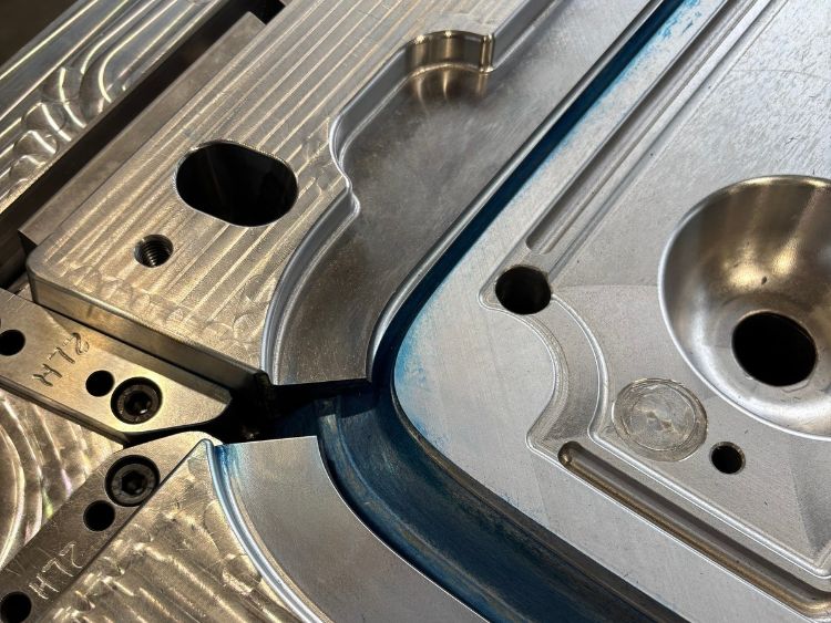 Dettaglio di stampo per incapsulaggio vetro automotive prodotto da CA Stampi Srl
